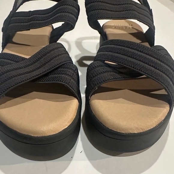 Sperry Bayou plushstep Black and Tan stretchy strap Sandals with heel cushion - Picture 5 of 10